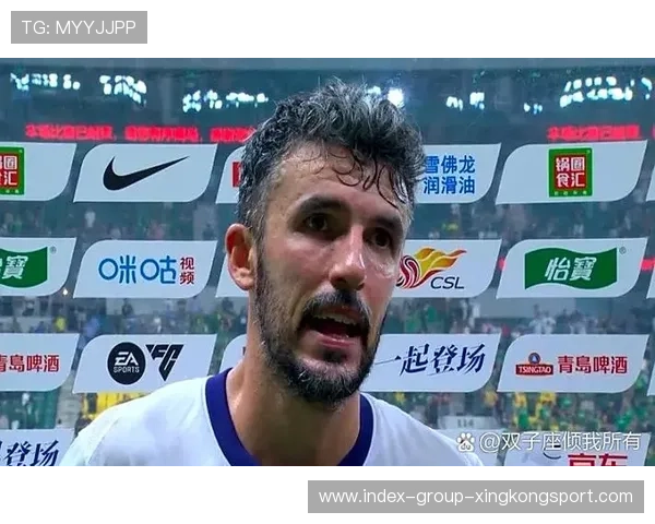 主帅怒踢水瓶被罚上看台！场边表情火爆